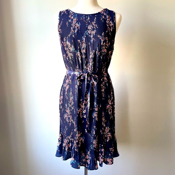 Banana Republic | Sleeveless Pleated Dress | Blue Floral | Small Petite - Picture 2 of 8